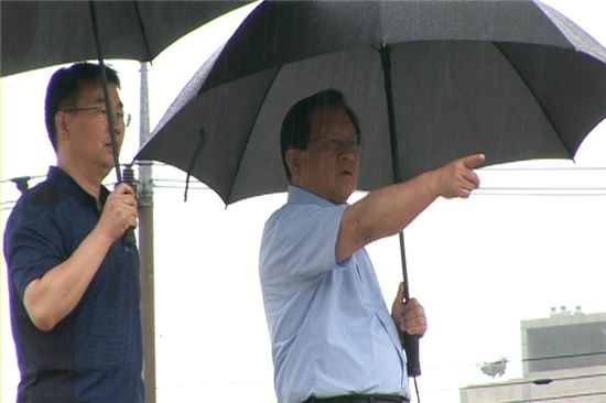 고재득 성동구청장이 수해 현장을 찾아 피해 지역을 가르키고 있다.