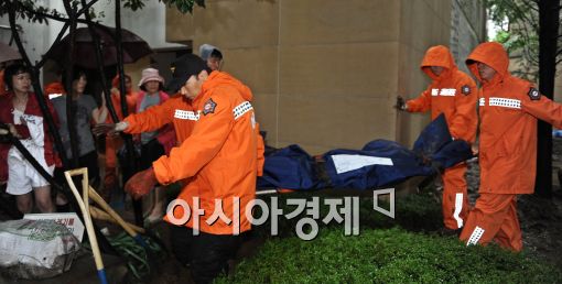[포토]산사태 사망자 수습하는 구조대