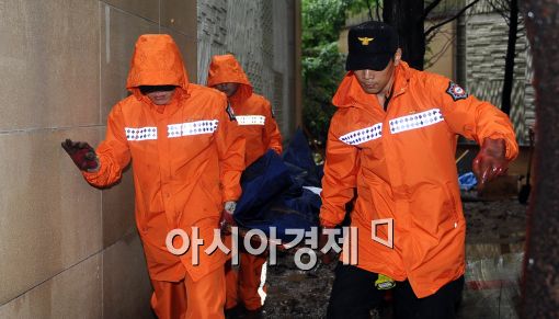 [포토]우면산 산사태 사망자 수습하는 구조대원