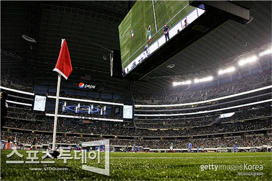 댈러스 카우보이스의 홈구장인 카이보이스 스타디움에서는 지난 6월 5일(현지시간) 멕시코와 엘 살바도르의 북중미골드컵 예선전이 열렸다. 경기는 멕시코가 5-0으로 이겼다. 