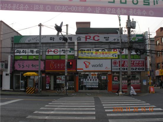 강북구가 불법 창문이용 광고물 정비에 나선다.