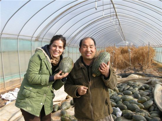 외국인 우퍼(왼쪽)가 우리나라에 와서 호박농사를 돕고 농가주인과 포즈를 잡았다. 