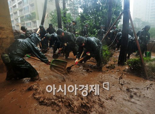 [포토] 복구작업 나선 군장병들