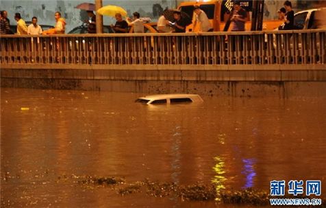 26일 저녁 베이징시 서(西)3환 연화교 아래 물에 잠긴 흰 색 자동차의 모습.