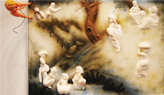 funny Imagenation-단오풍정, 190x122cm F.R.P. 우레탄 & 에나멜 페인트, 2011(화면 밖, ‘노랑머리 여자’를 정면에서 본 모습)
