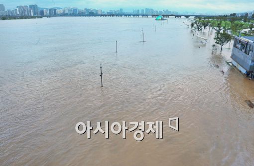 [포토]물에 잠긴 여의도 한강공원