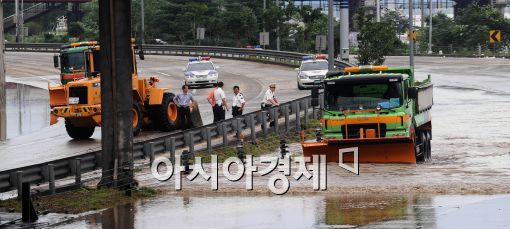 [포토]강변북로 물 빼기 작업