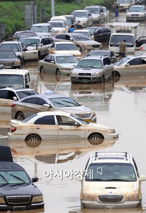 [포토]모습 드러낸 올림픽대로 침수차량