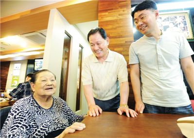 3대가 한자리에 모여 이야기를 나누고 있다(사진=이코노믹리뷰 안영준 기자).