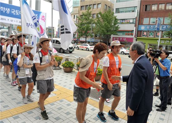 [포토]부산銀, 부울경 대학생 국토대장정 완주 성공