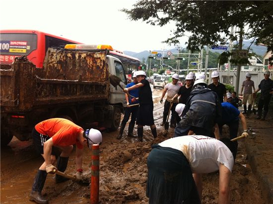 피해복구활동에 한창인 코오롱건설 직원들.