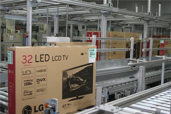 [산업현장 르포]LG전자 3D TV 생산라인 '0.1秒 전쟁'