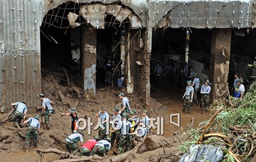 [포토]폭우 소강상태 탄력받는 복구 작업