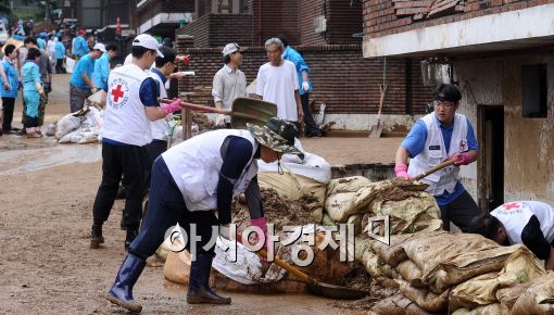 [포토]복구작업 참가한 자원봉사자들