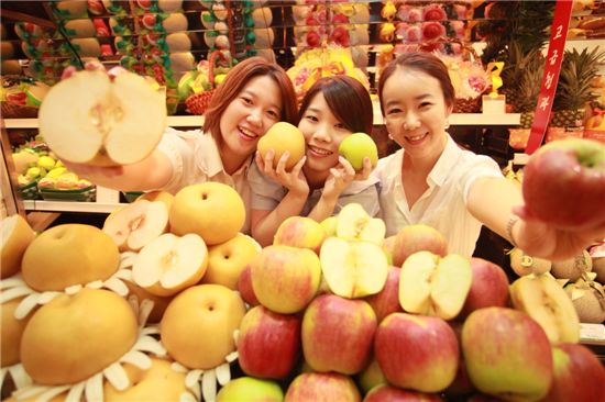 [포토]신세계百 "햇사과·햇배 나왔어요"