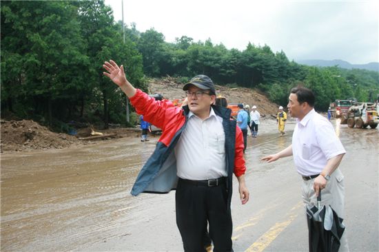 진익철 서초구청장(왼쪽)이 지난 28일 폭우로 무너진 우면산 아래 남부순환도로를 찾아 복구 작업 지시를 하고 있다.