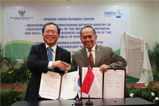 김동선 중소기업청장(왼쪽)과 인도네시아 중소기업부 장관 스자리프딘 하산이 양국간 녹색중소기업 교류 활성화를 위한 '그린비즈니스센터(GBC)'를 개소하고 기념촬영을 하고 있다.