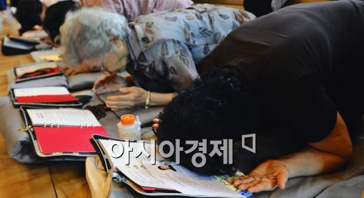 [포토]학업성취 불공 드리는 학부모들