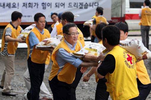 박승환 CJ프레시웨이 대표(가운데)와 임직원들이 동두천 수해 지역을 방문해 대한적십자 직원들에게 식자재를 지급해 주고 있다.
