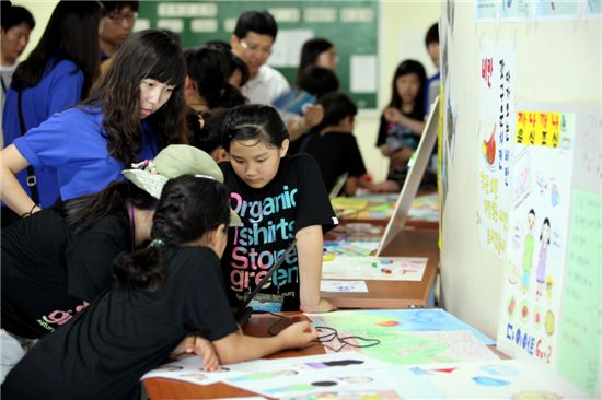 지난해 8월 경기도에서 열린 '기능성게임 개발캠프' 참가 학생들이 캠프 마지막날 자신들이 직접 만든게임을 전시하고 있다. 