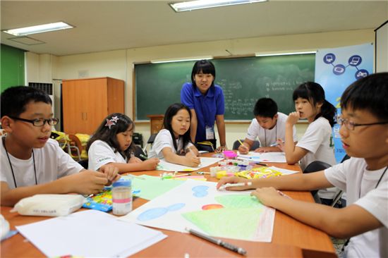 지난해 8월 경기도에서 열린 '기능성게임 개발캠프' 참가 학생들이 직접 게임 디자인을 하고 있다. 