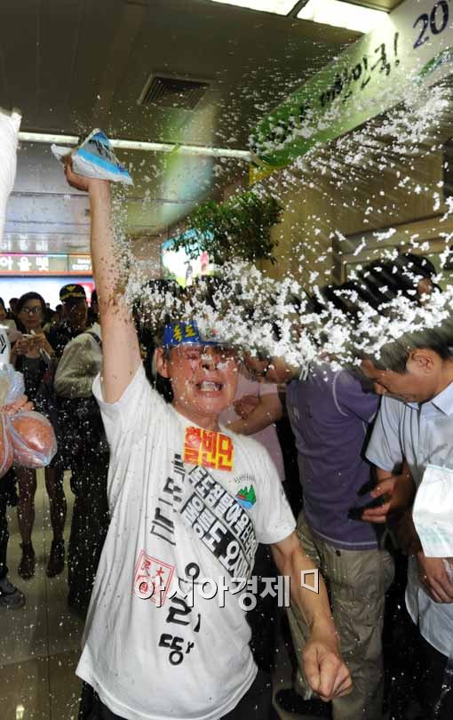 [포토] '김포공항에 소금 뿌리는 보수단체 회원들'