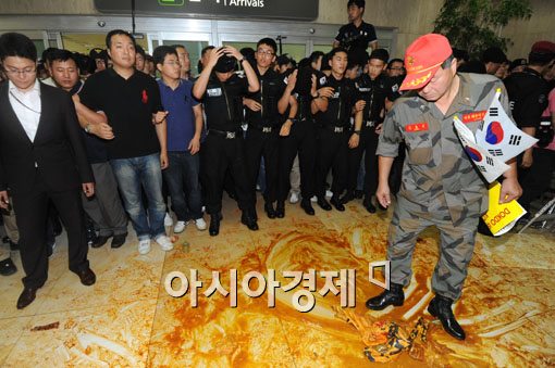 [포토] 카레 범벅된 김포공항