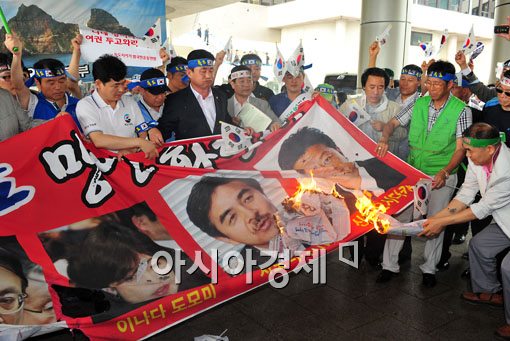 [포토] 강력 항의 시위갖는 보수단체 회원들