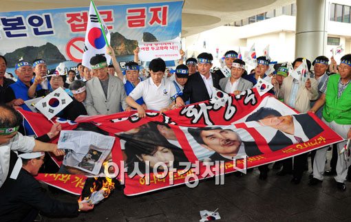 [포토] 강력 항의 시위갖는 보수단체 회원들