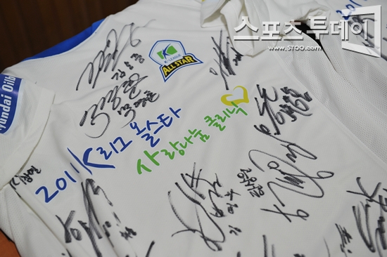 [포토] K리그 올스타 사인 가득한 유니폼