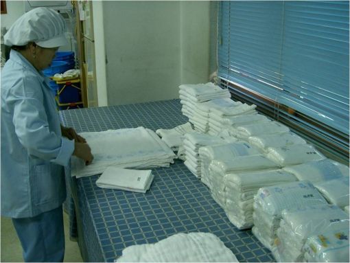 사회적 기업 송지의 한 직원이 세탁이 끝난 천기저귀를 포장하고 있다. 이 회사는 천기저귀를 대여해준 후 사용한 기저귀를 세탁·배송해주는 일을 한다.