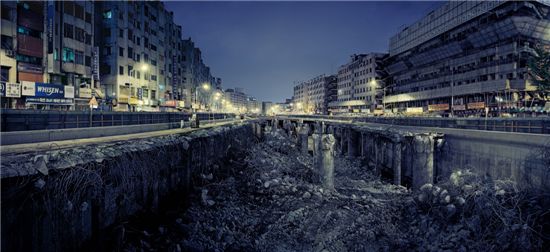 안세권 作=청계천에서 본 서울의 빛(Light of Cheoggyecheon Scape), 127x278cm digtal C-print, 2004
