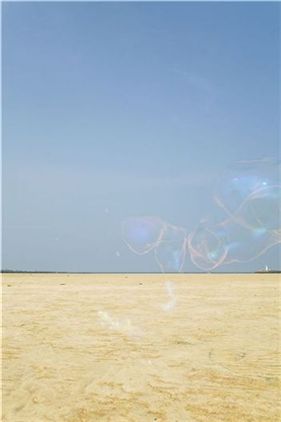 조은강 作=터질 듯한-The dream about to burst #1 the beach, 115.05x86.03cm Inkjet print, 2008
