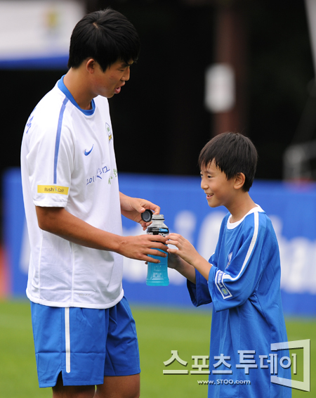 [포토] 윤빛가람 '형은 뚜껑 따서 주는 친절한 남자야'