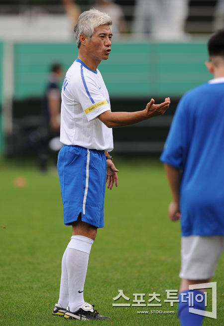 [포토] 박경훈 감독 '리그에서는 상상할 수 없었던 배바지 패션(?)'