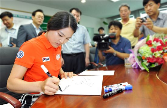 LPGA챔프 유소연, 이웃돕기 성금 2000만원 전달