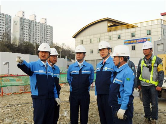 장세욱 유니온스틸 사장(왼쪽에서 세번째)이 부산공장을 방문해 새로 교체한 작업복을 입고 임직원들로부터 현황을 설명듣고 있다.