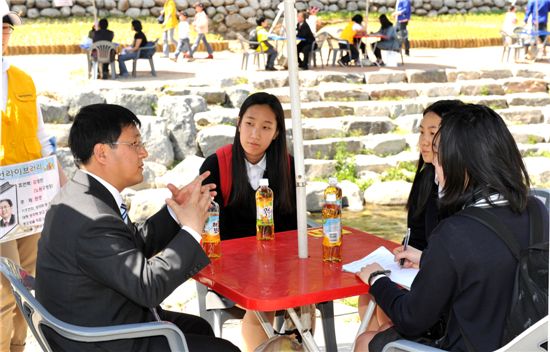 김성환 노원구청장이 학생들과 어떤 주제에 대해 대화를 나누고 있다.