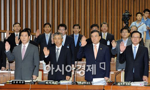 [포토] '저축은행 국정감사, 증인선서'