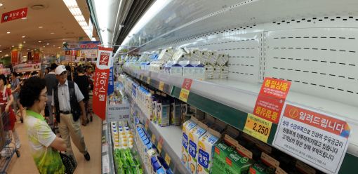 3일 원유 공급이 중단됐다. 이날 서울의 한 대형마트를 찾은 고객이 우유공급이 원활하게 이뤄지지 않고 있다는 문구 속에 텅 빈 우유 매대를 심각하게 바라보고 있다. 사진=윤동주 기자 doso7@