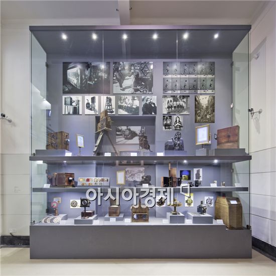 투 웨이청, 활동사진 변천사: 필름장치부터 프로젝터까지, 가변설치, 혼합매체, 2011
