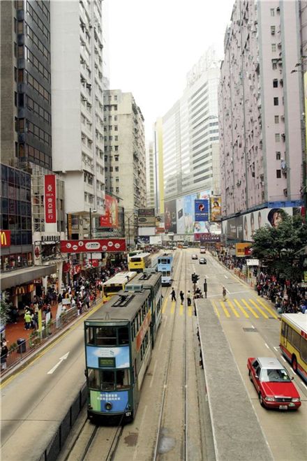 중국 경제가 큰 폭으로 성장하면서 아시아 쇼핑의 중심지인 홍콩의 상점을 쥐고 흔드는 것도 본토 중국인들이다.
