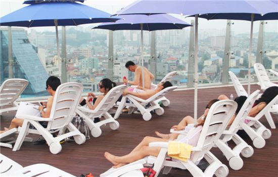 [포토]“백화점 옥상에서 일광욕하세요”