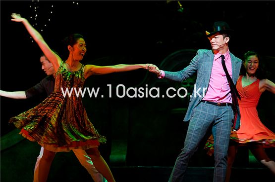 Lee Yong-woo (left) and another member of the cast for musical "Guys and Dolls" dance at a press call for the musical held in Seoul, South Korea on August 3, 2011. [Lee Jin-hyuk/10Asia]