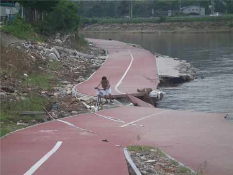 광주시 실촌읍 곤지암교 하류 지점의 자전거도로. 지난번 폭우로 도로 일부가 크게 유실됐다. 하지만 이곳은 지난 5월 봄비에도 일부가 유실돼 복구공사가 진행됐던 것으로 확인됐다. / 환경운동연합