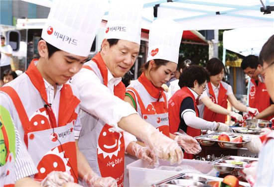 BC카드는 지난날 21일 인천 부평역에서 사랑,해 빨간밥차 Beautiful Day 봉사활동을 가졌다. 가운데가 BC카드 이종호 사장. 
