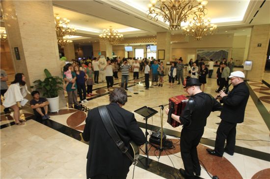 카지노를 달구는 흥겨은 남미음악