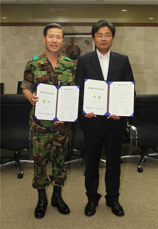 김우영 은평구청장(오른쪽)이 5일 육군 60사단과 자원봉사 협약을 맺었다.