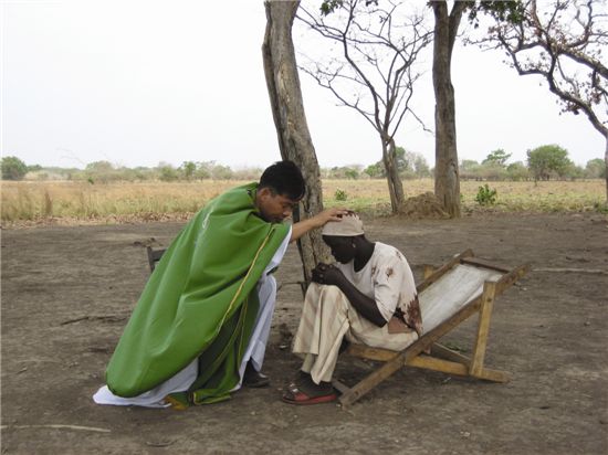 [BOOK]톤즈의 눈물 닦아줄 이태석 신부가 돌아왔다