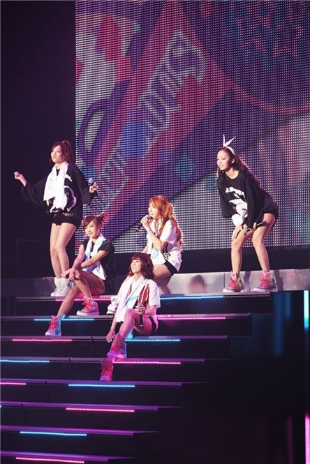 KARA at their 1st official fan meeting in Japan titled "What We Want To Tell You, KARA JAPAN COMEBACK 2011" held at the Yokohama Arena on August 6, 2011. [DSP Media]